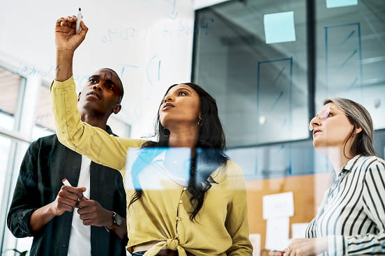 une équipe de RH travaillant sur un projet de recrutement