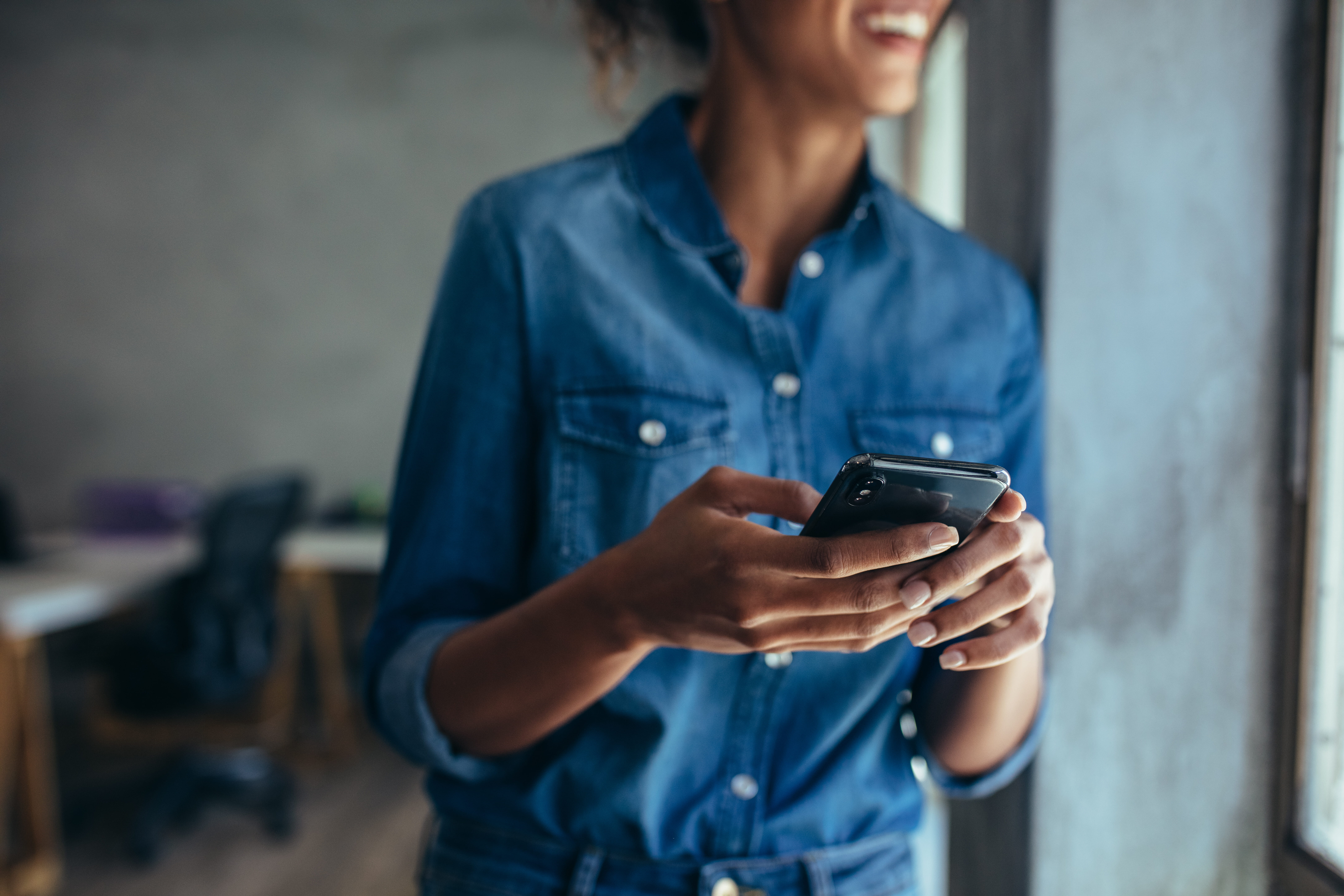 Une personne en recherche  d’emploi trouve des offres et communique avec  des recruteurs au moyen de l’appli d’Adecco.