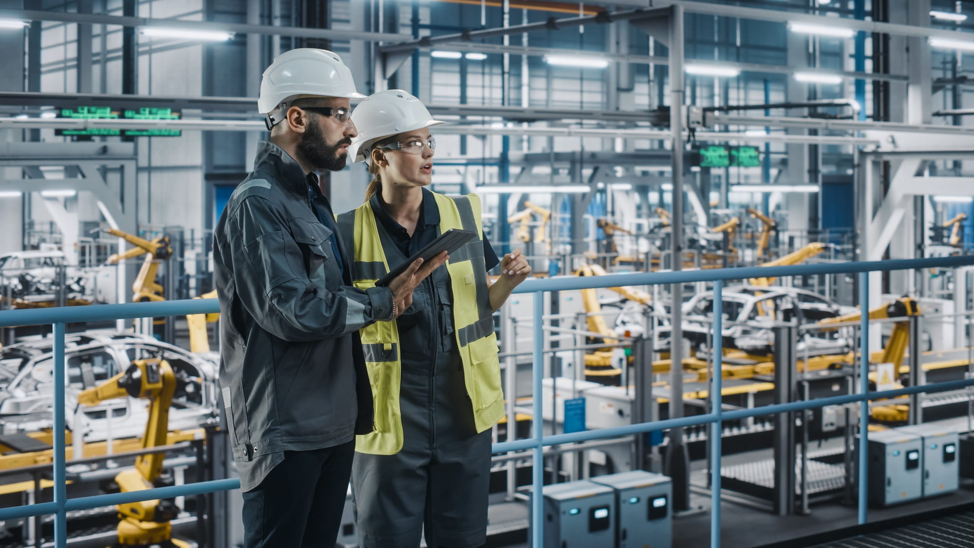 Un ingénieur et une ingénieure travaillent ensemble dans une usine de fabrication de machines. Un ingénieur et une ingénieure travaillent ensemble dans une usine de fabrication de machines.