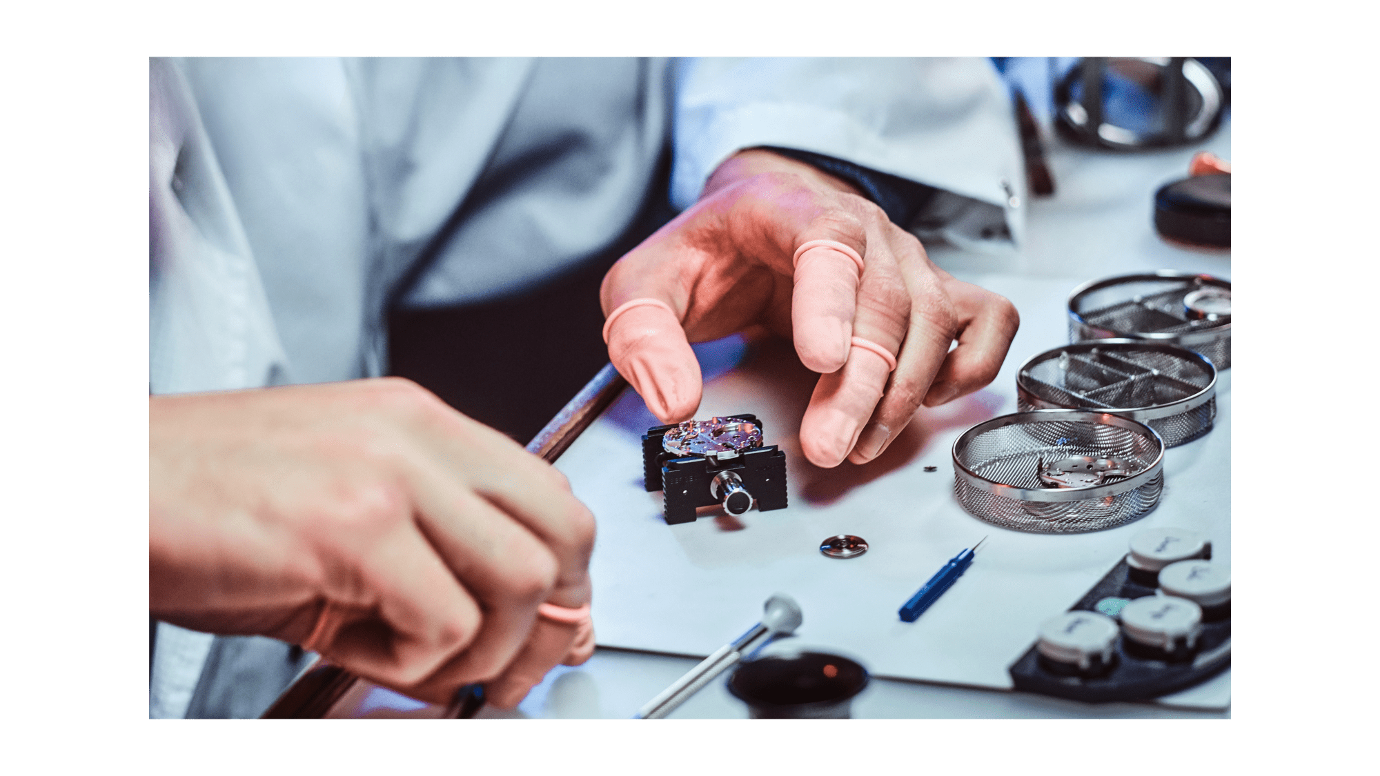 Un orologiaio assembla con precisione un orologio, circondato da strumenti di precisione e piccoli componenti Un orologiaio assembla con precisione un orologio, circondato da strumenti di precisione e piccoli componenti