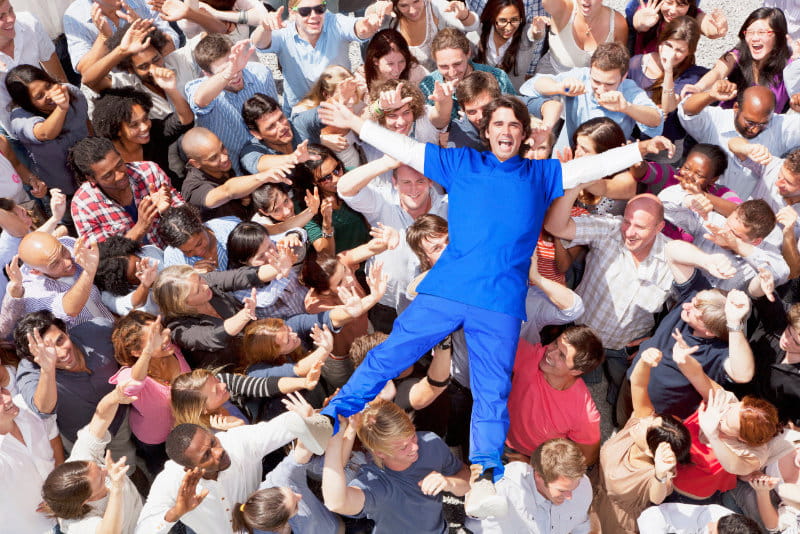 Medizinischer Angestellter beim Crowdsurfen