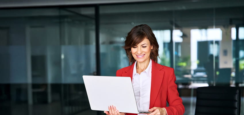 Frau mit Laptop
