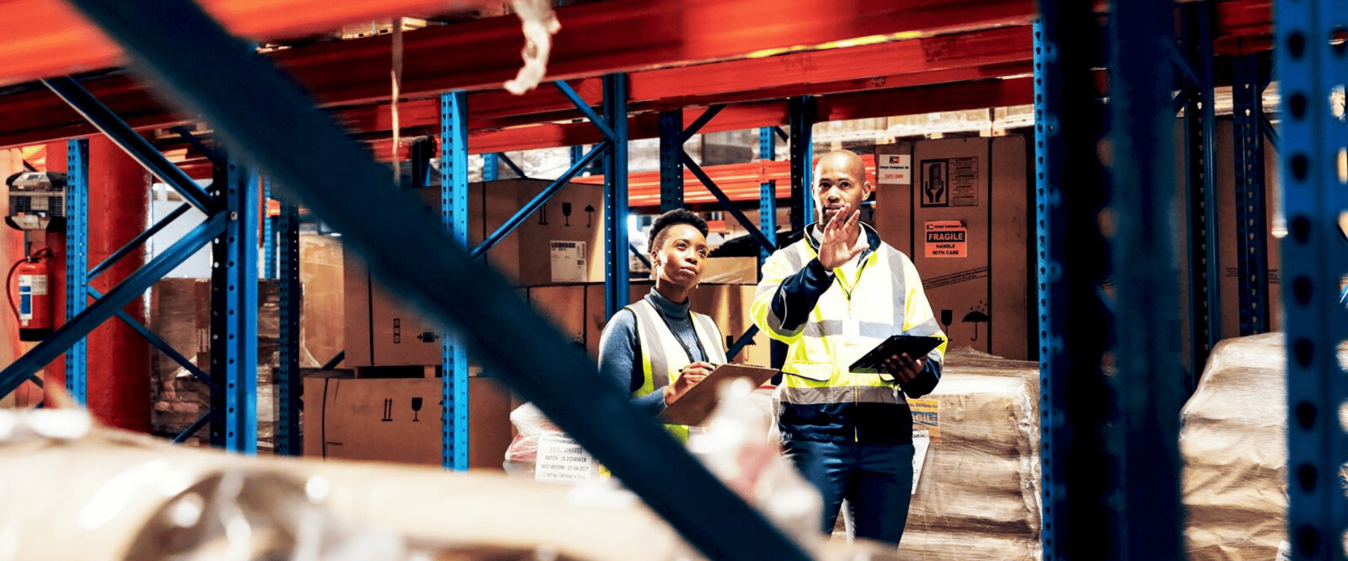 Man legt iets uit aan collega