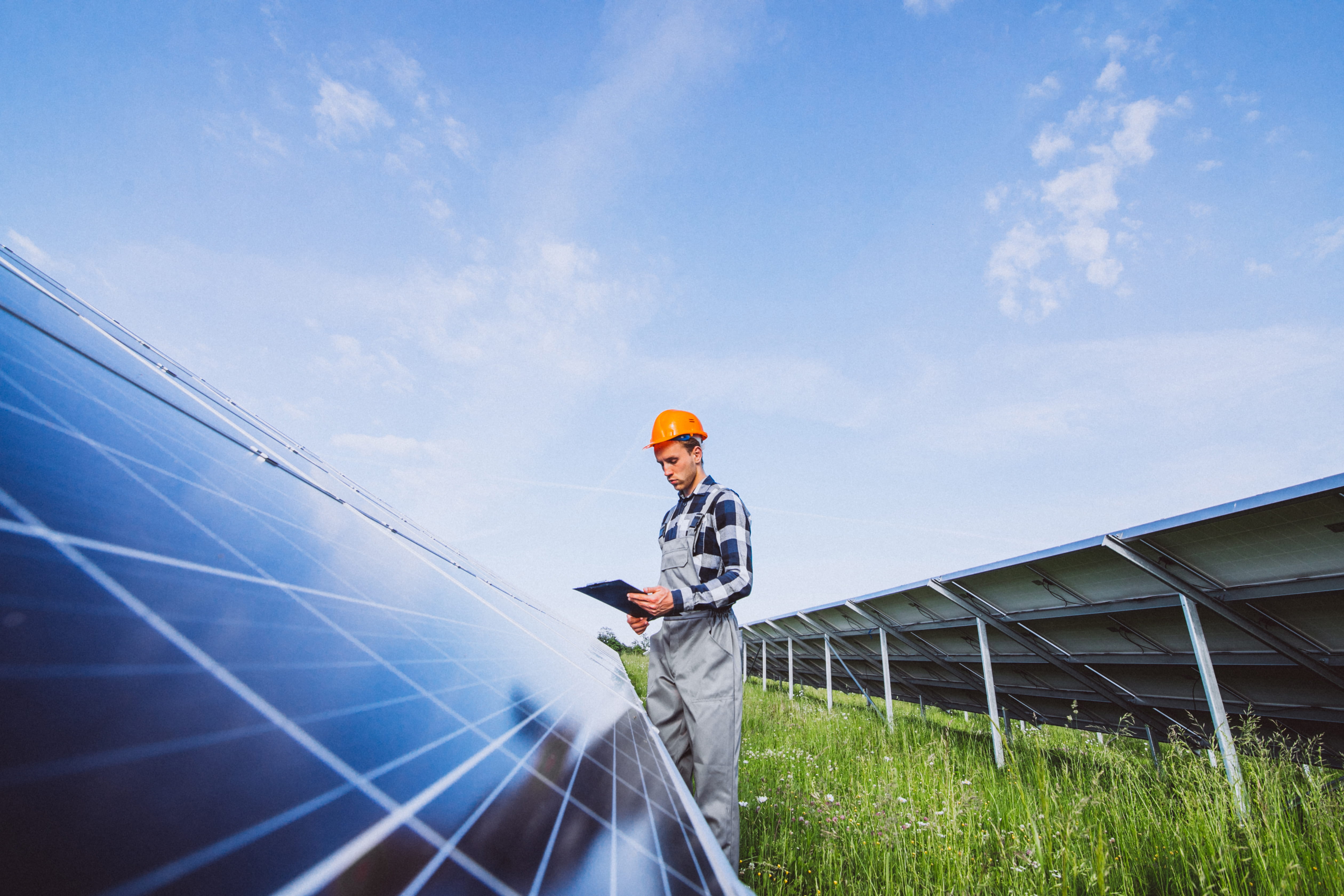 Sur le chantier, une ingénieure vérifie les normes techniques d’éoliennes; elle porte le voile et de l’équipement de protection individuelle. Sur le chantier, une ingénieure vérifie les normes techniques d’éoliennes; elle porte le voile et de l’équipement de protection individuelle.