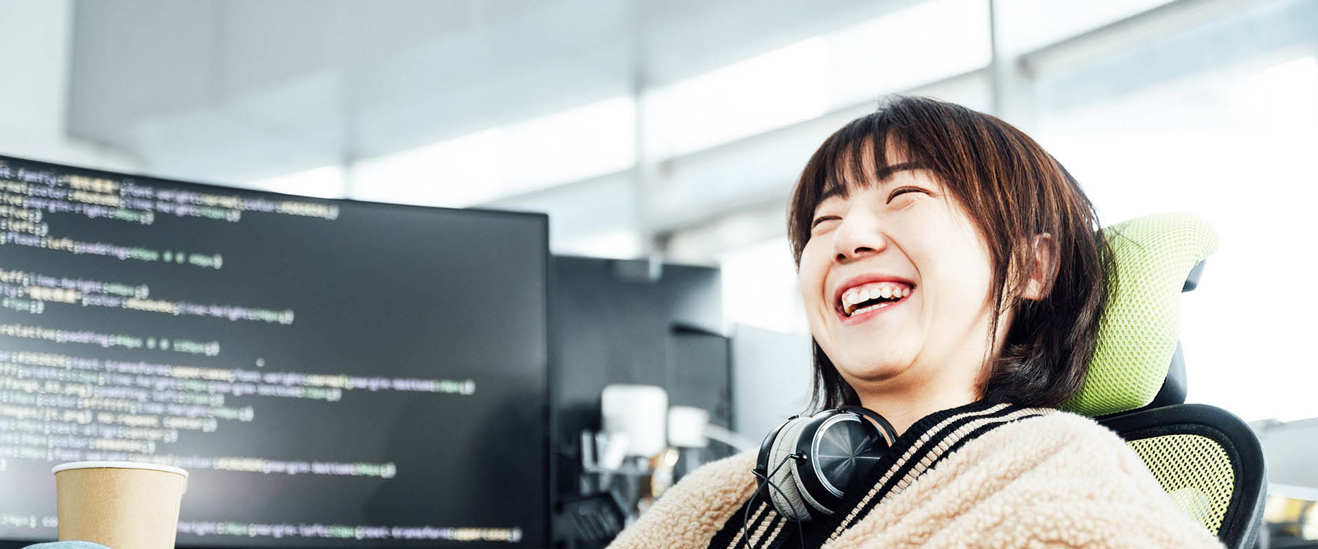화면에 코드가 보이는 컴퓨터에서 작업하는 전문가