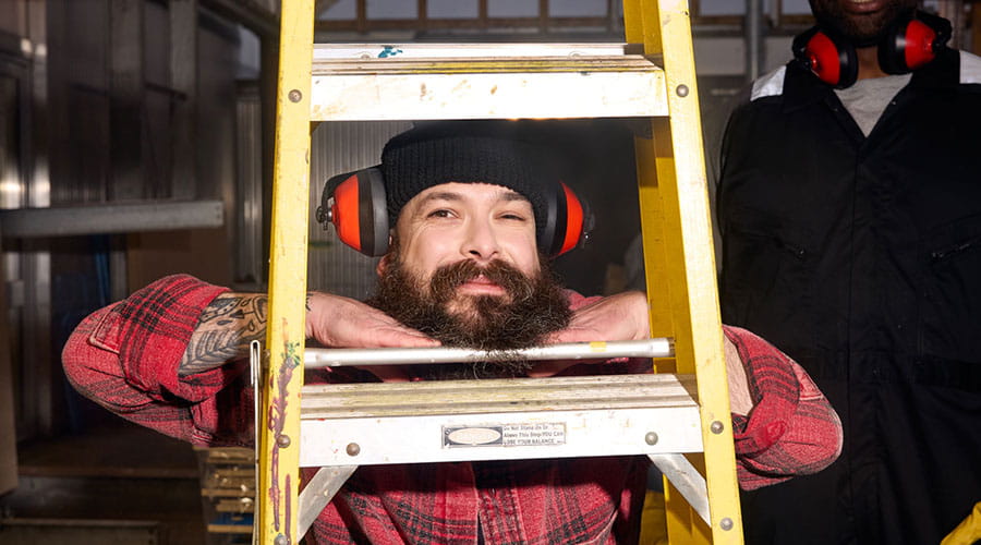Arbetare ler i gaffeltruck i lager Arbetare ler i gaffeltruck i lager