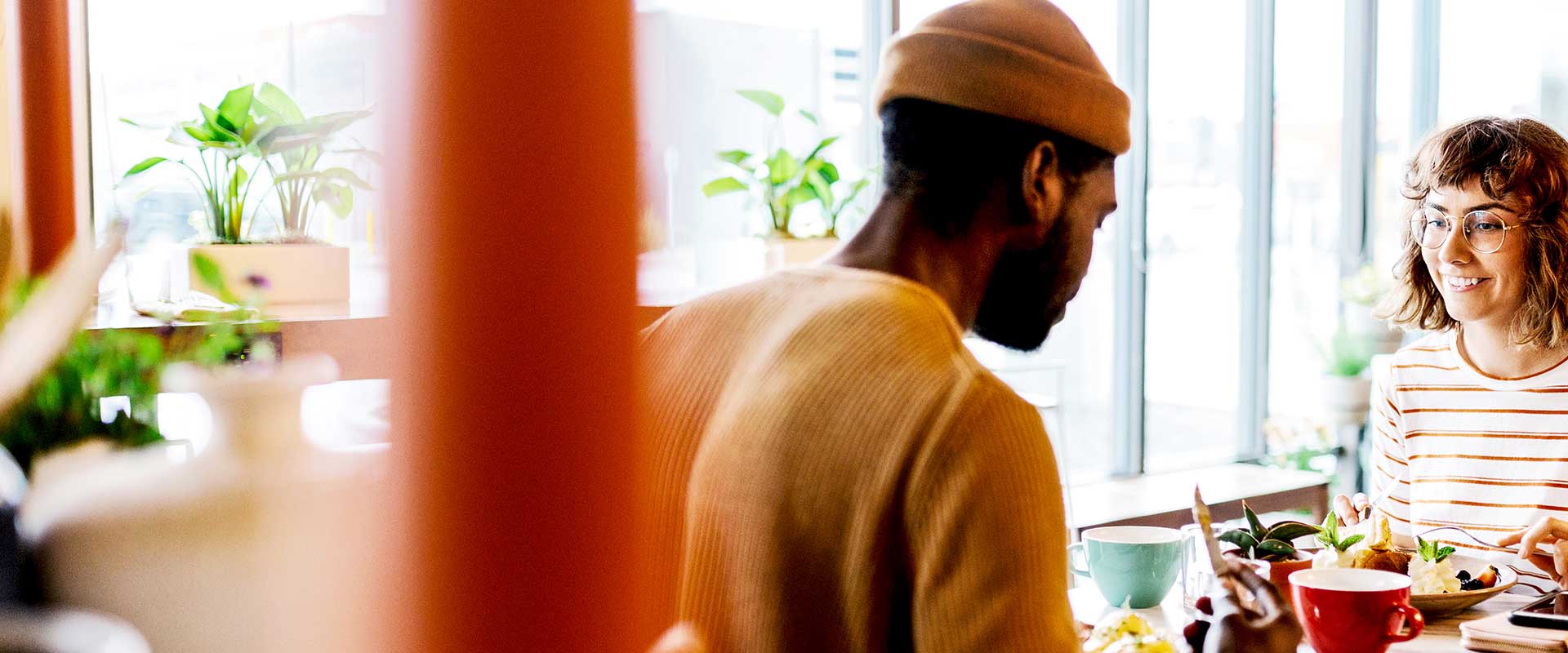 Serveur servant des clients dans un environnement de café lumineux