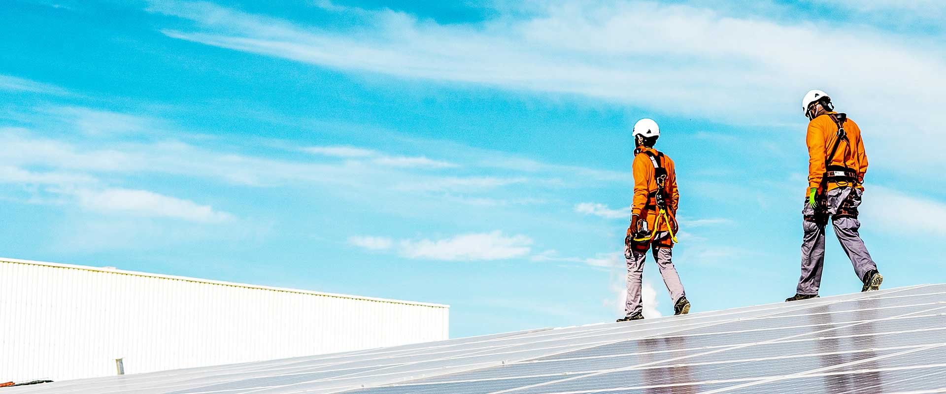 Medewerkers lopen over grote zonne installatie
