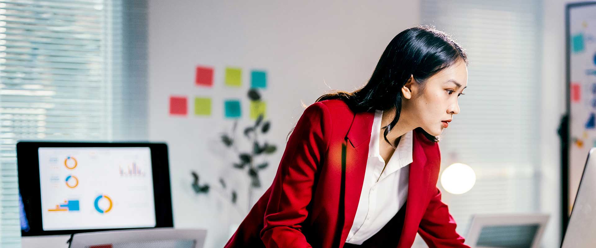 Leende yrkesperson i corporate finance miljö