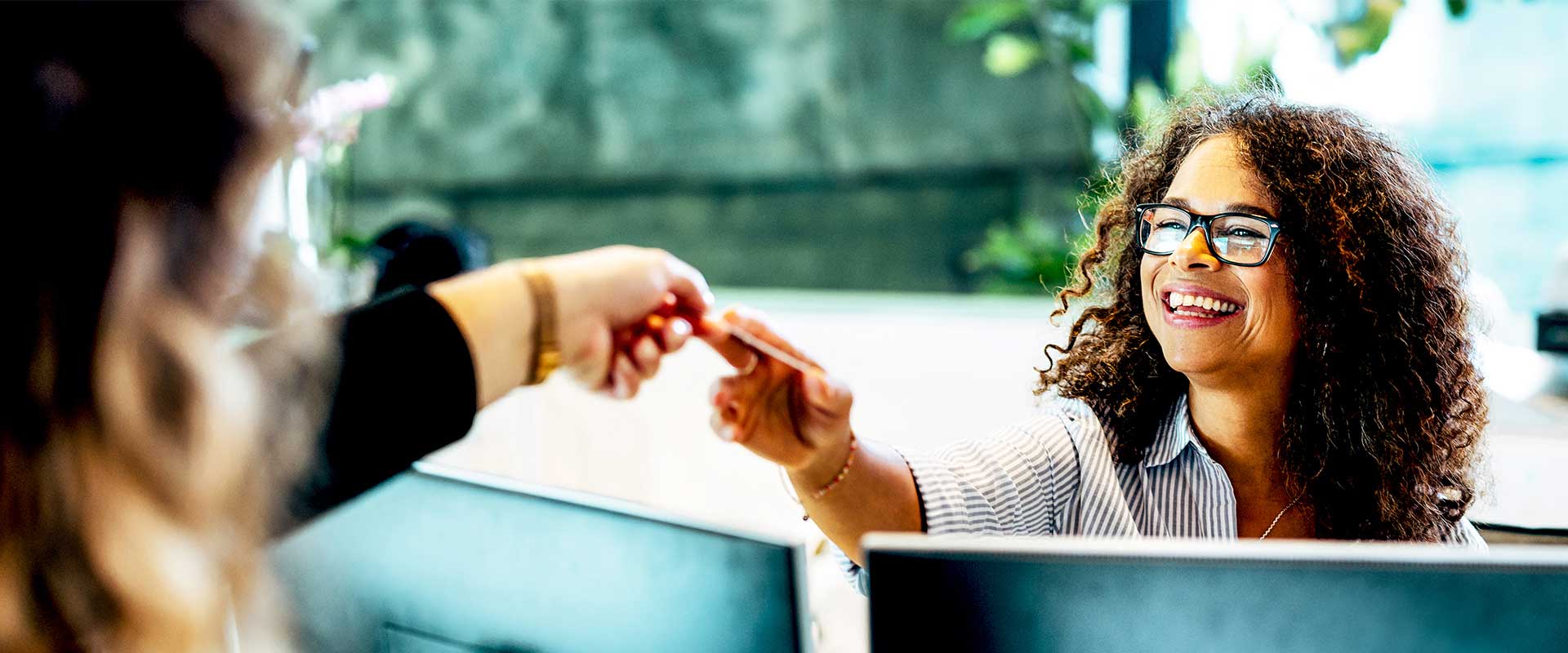 Collègues se saluant et se serrant la main sur le lieu de travail Collègues se saluant et se serrant la main sur le lieu de travail
