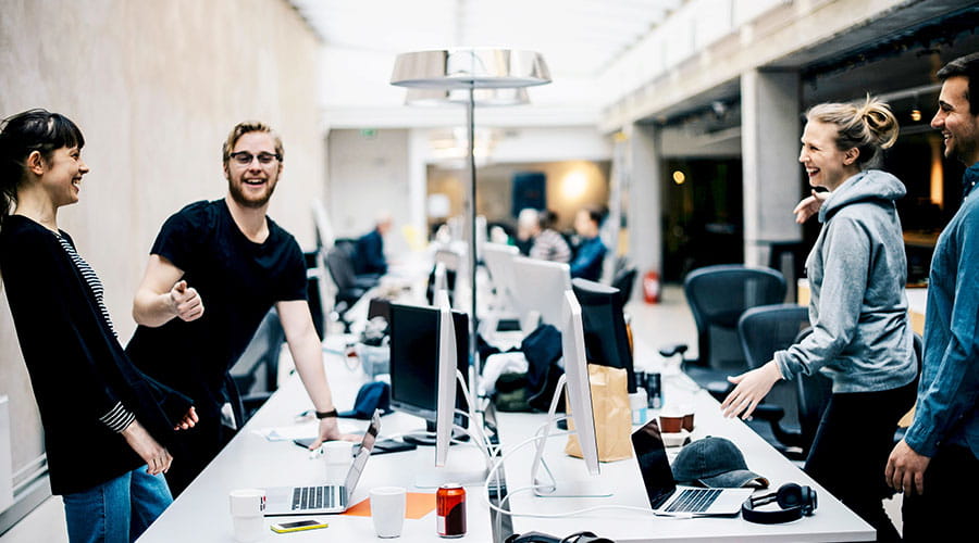 Équipe collaborant autour d'une table dans un bureau moderne