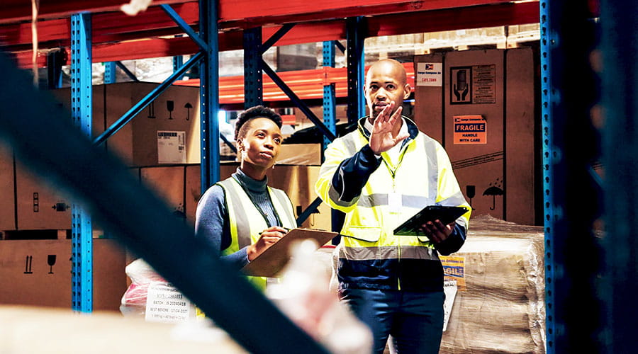 Travailleurs discutant des opérations dans une installation industrielle Travailleurs discutant des opérations dans une installation industrielle