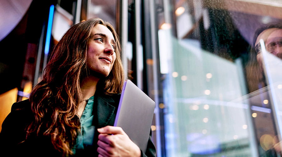 Femme tenant une tablette et consultant des plans de construction