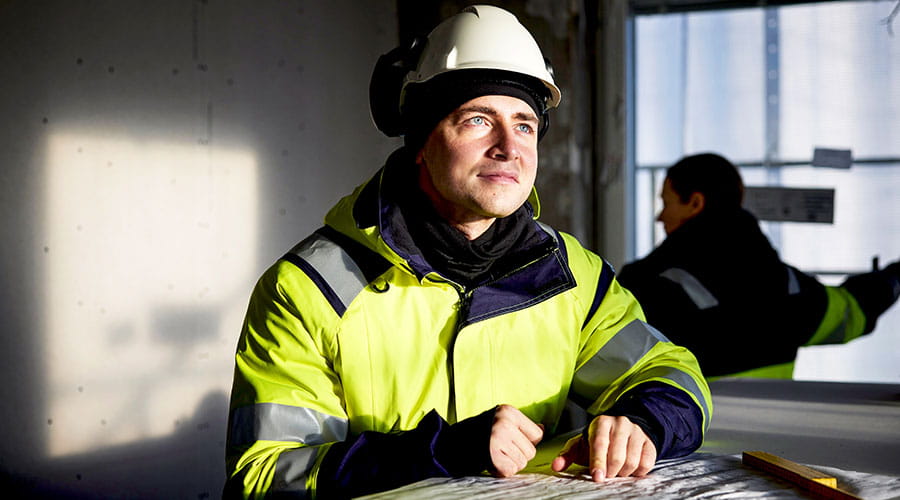 Trabajador usando equipo de seguridad en un entorno industrial