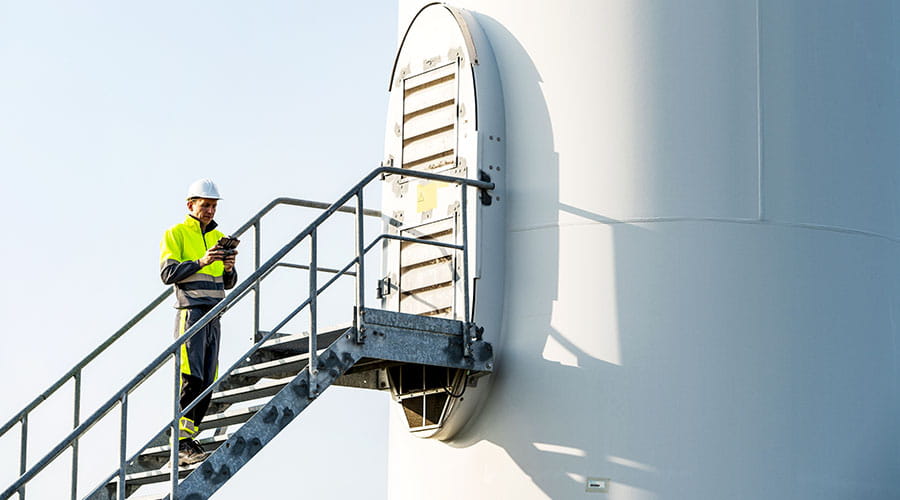 Técnico trabajando en una turbina eólica en altura Técnico trabajando en una turbina eólica en altura