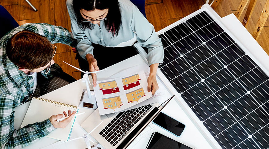 Team arbeitet gemeinsam an einem Solarpanel-Projekt Team arbeitet gemeinsam an einem Solarpanel-Projekt