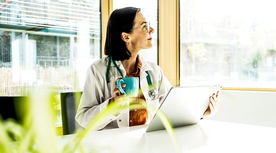 Professionnel de la santé utilisant un ordinateur portable dans une clinique Professionnel de la santé utilisant un ordinateur portable dans une clinique