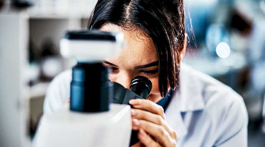 Tehnician de laborator care lucrează cu echipamente