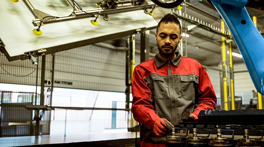 Technicien travaillant sur un équipement industriel Technicien travaillant sur un équipement industriel