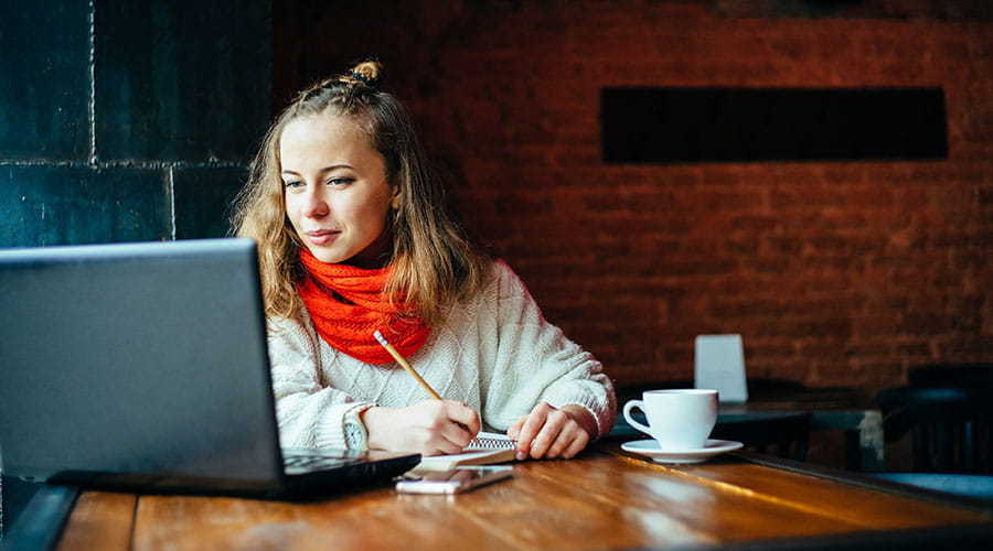 Yrkesperson arbetar på laptop i cafémiljö
