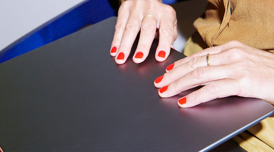 Närbild av händer som använder en laptop på skrivbord Närbild av händer som använder en laptop på skrivbord