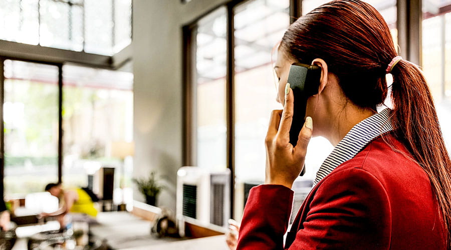 Femeie vorbind la telefon la birou Femeie vorbind la telefon la birou