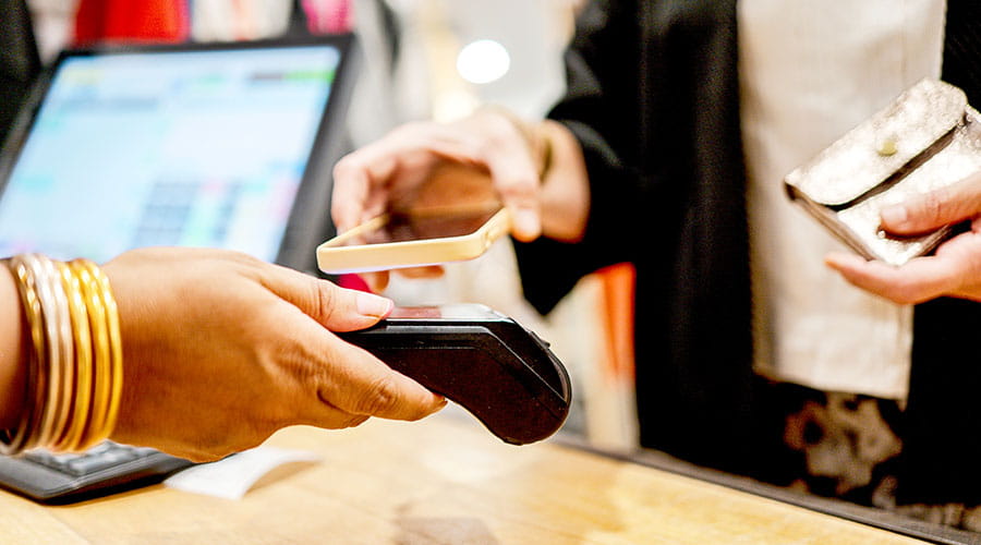 Clientul efectuează o plată contactless Clientul efectuează o plată contactless