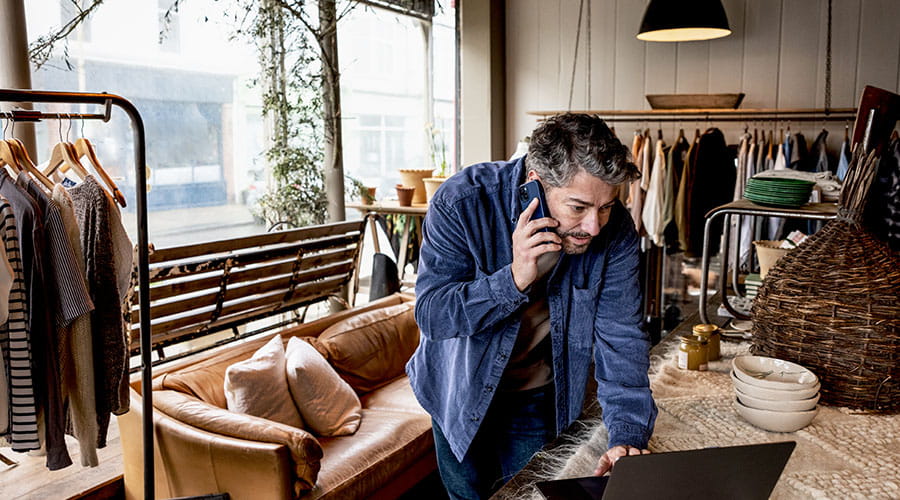 Winkelassistent organiseert producten op schappen