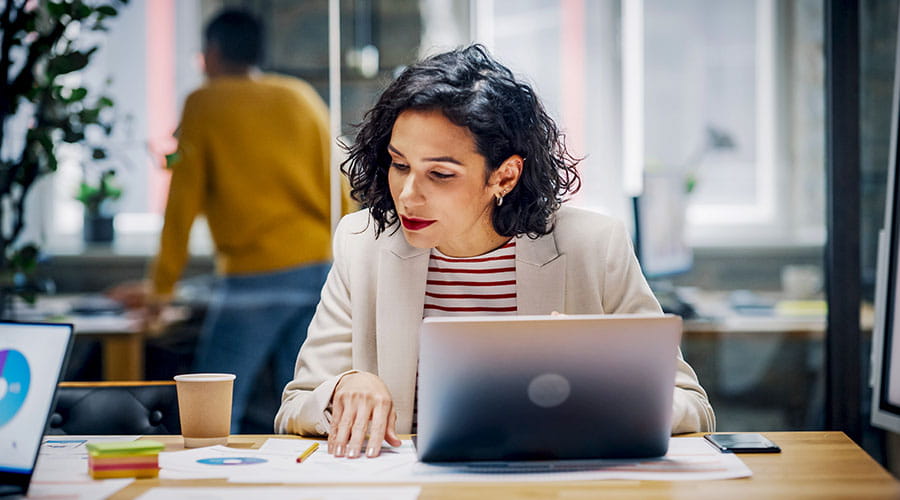 Persoon werkt op laptop aan bureau