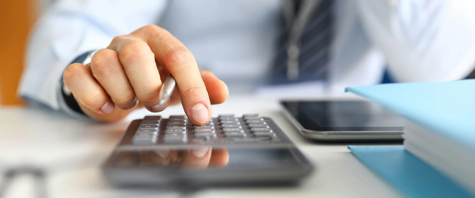 hand using calculator