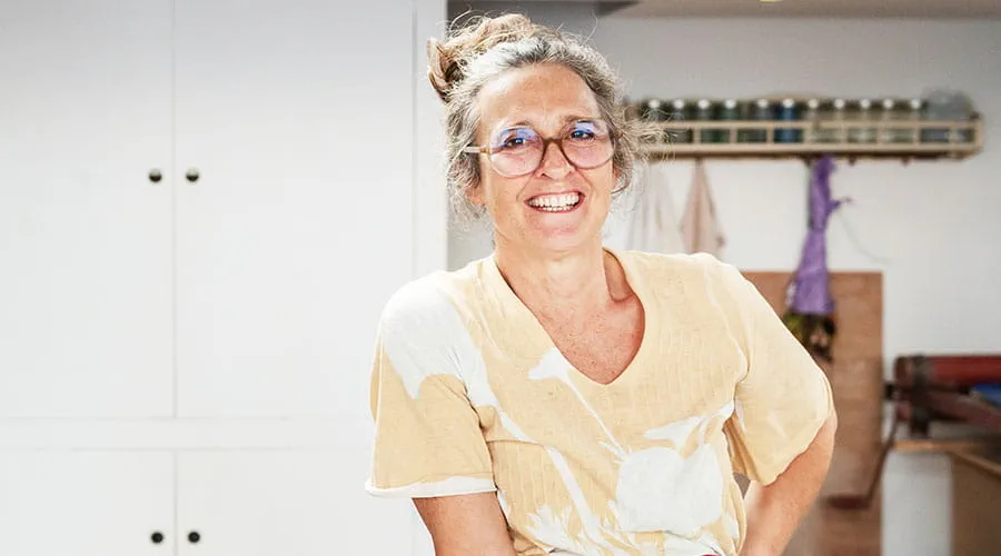 Persona sorridente in una luminosa cucina interna