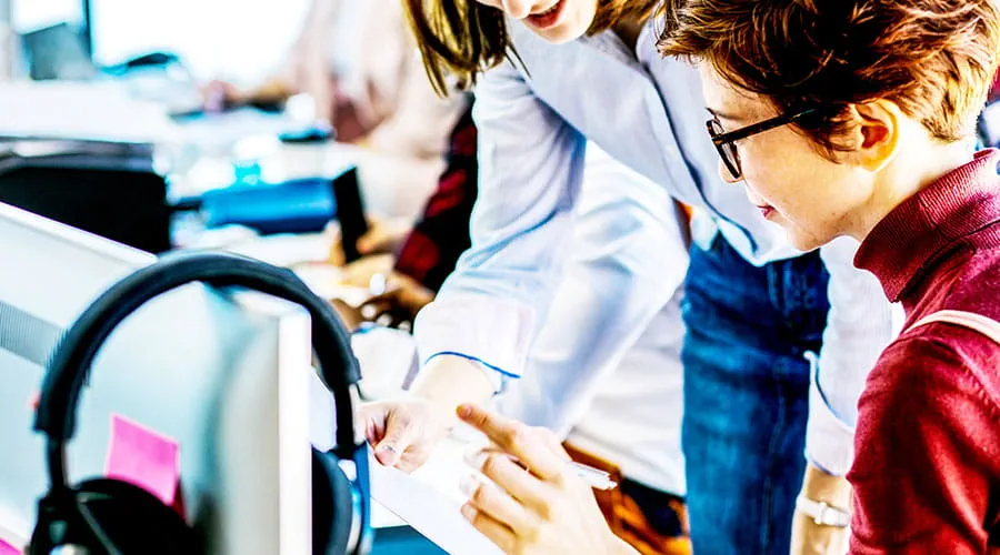 Persone che collaborano in un moderno spazio di lavoro