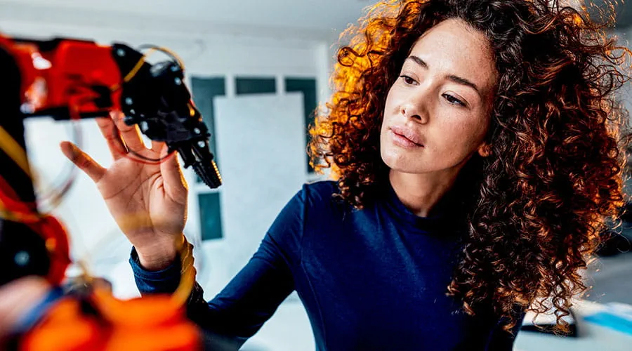 Persona che utilizza la realtà virtuale o un dispositivo digitale