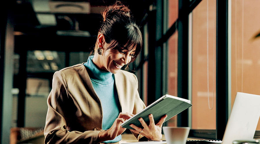 Persona che utilizza un tablet sul posto di lavoro Persona che utilizza un tablet sul posto di lavoro