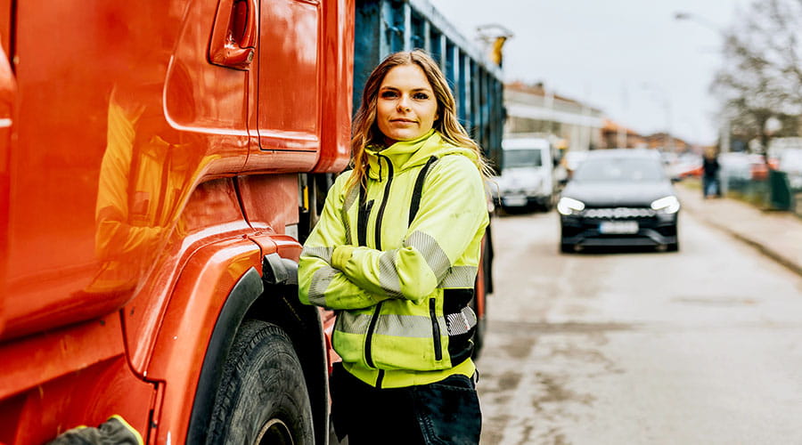 Operaio edile in piedi vicino a un camion in cantiere.