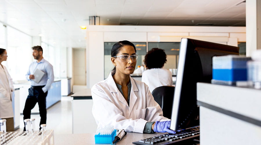 L'équipe medica al lavoro in laboratorio L'équipe medica al lavoro in laboratorio