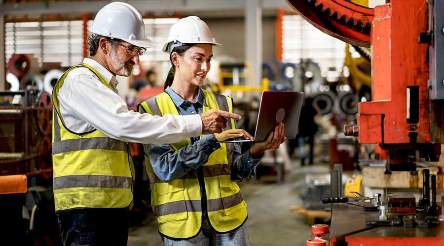 Lavoratori che collaborano al processo di produzione Lavoratori che collaborano al processo di produzione