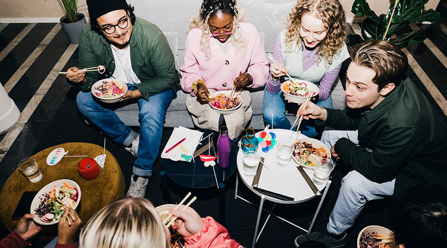 Gruppo di persone che condividono un pasto in un ambiente informale. Gruppo di persone che condividono un pasto in un ambiente informale.