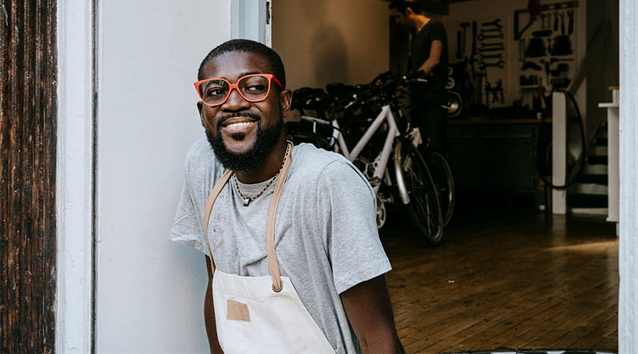 Uomo sorridente in un ambiente di lavoro interno