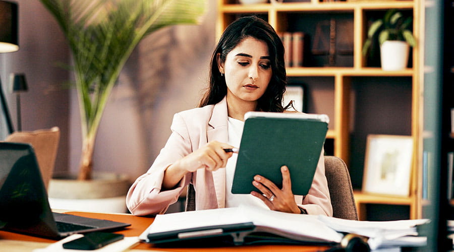 Donna che usa un tablet in ufficio