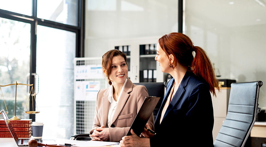 Due professionisti che conversano in ufficio