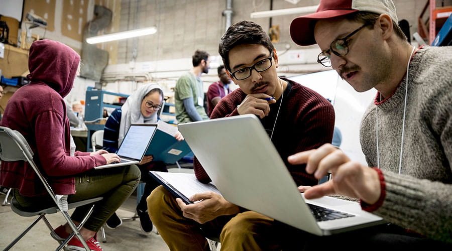 Gruppo che collabora utilizzando i computer portatili